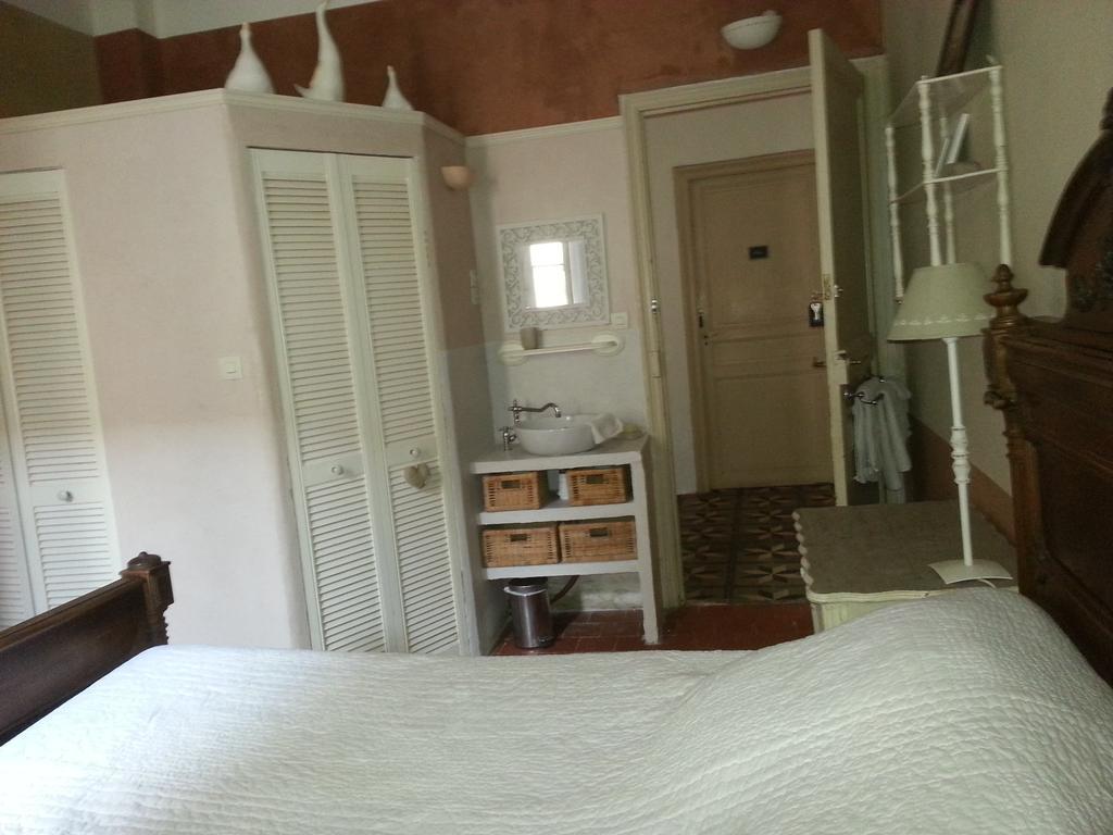 Le Patio Des Cigales Bed & Breakfast Roquefort-des-Corbieres Room photo